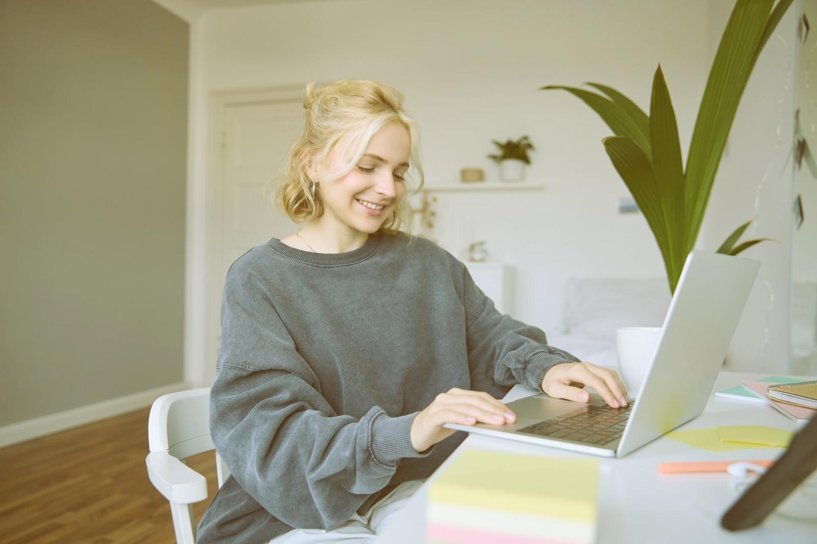 Étudiant international analysant ses documents financiers