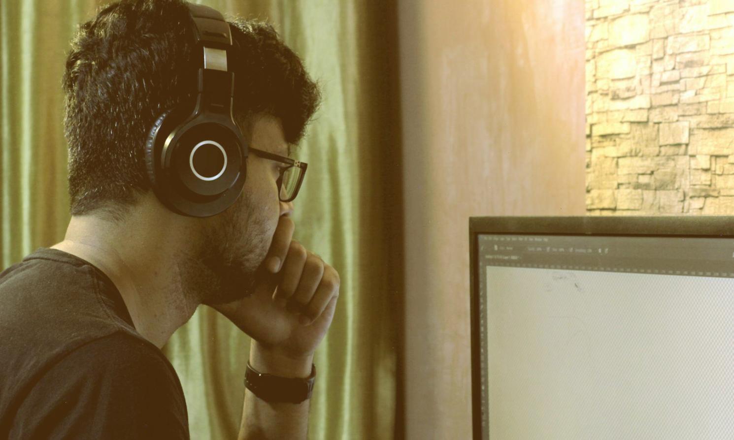 Personne analysant des données financières sur plusieurs écrans d'ordinateur avec des graphiques et tableaux